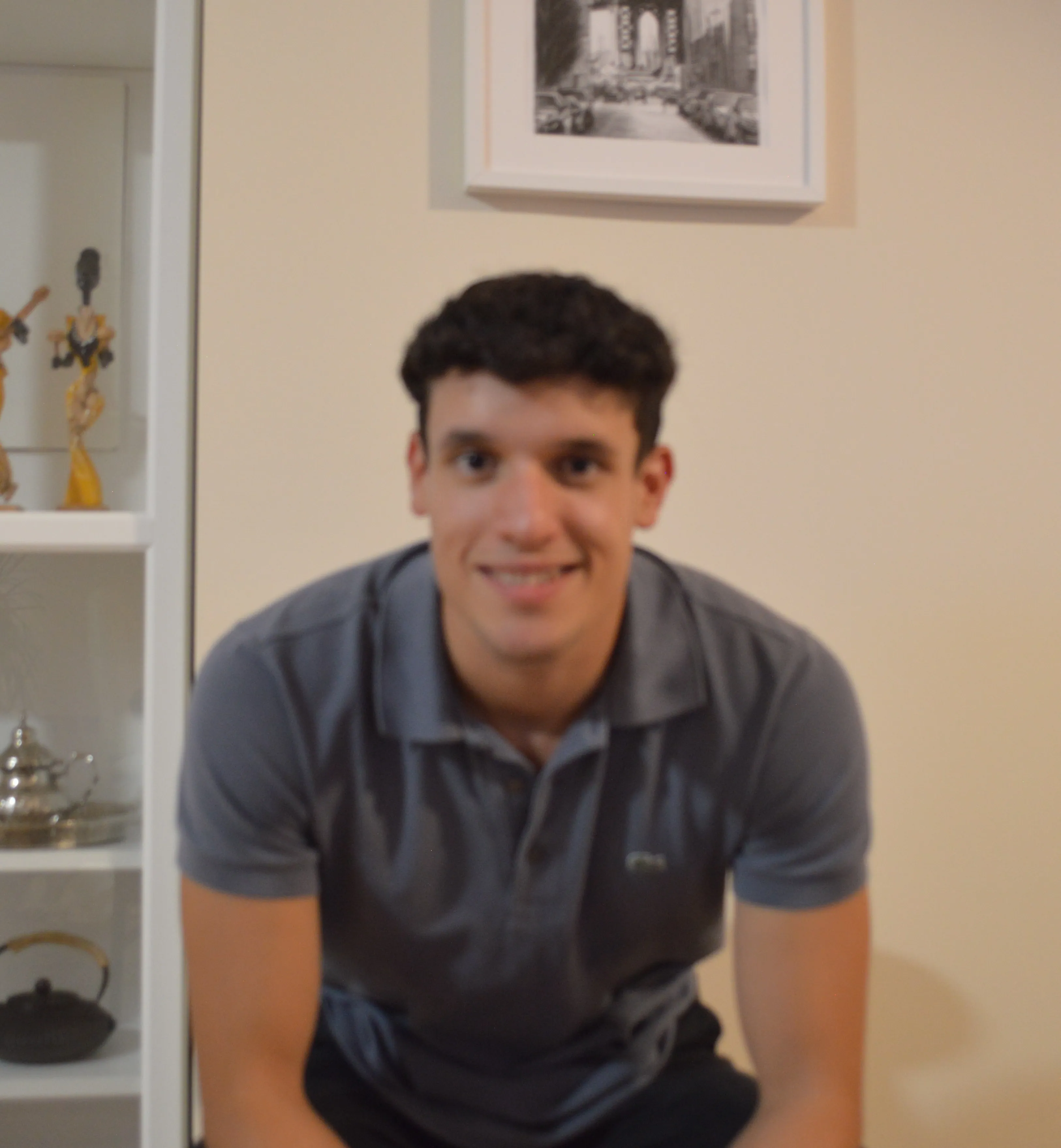 Ricardo Guzman sentado en una silla sonriendo